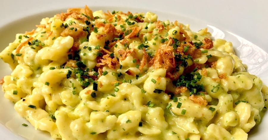 Cómo acompañar el Käsespätzle mit Röstzwiebeln