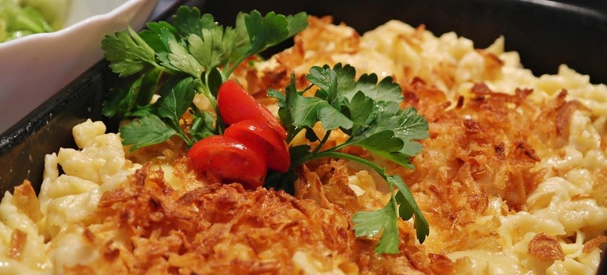 Receta alemana de Käsespätzle mit Röstzwiebeln