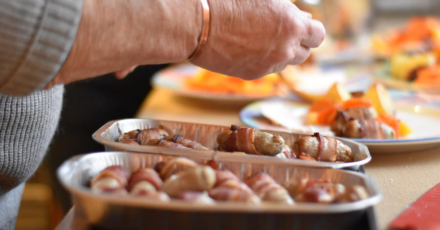 Cómo organizar un catering para comuniones en casa con éxito