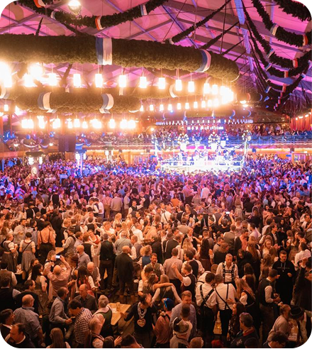 Carpa de Oktoberfest con público en traje típico bávaro