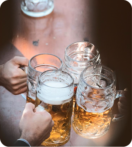 Brindis con jarras de cerveza alemana en Oktoberfest