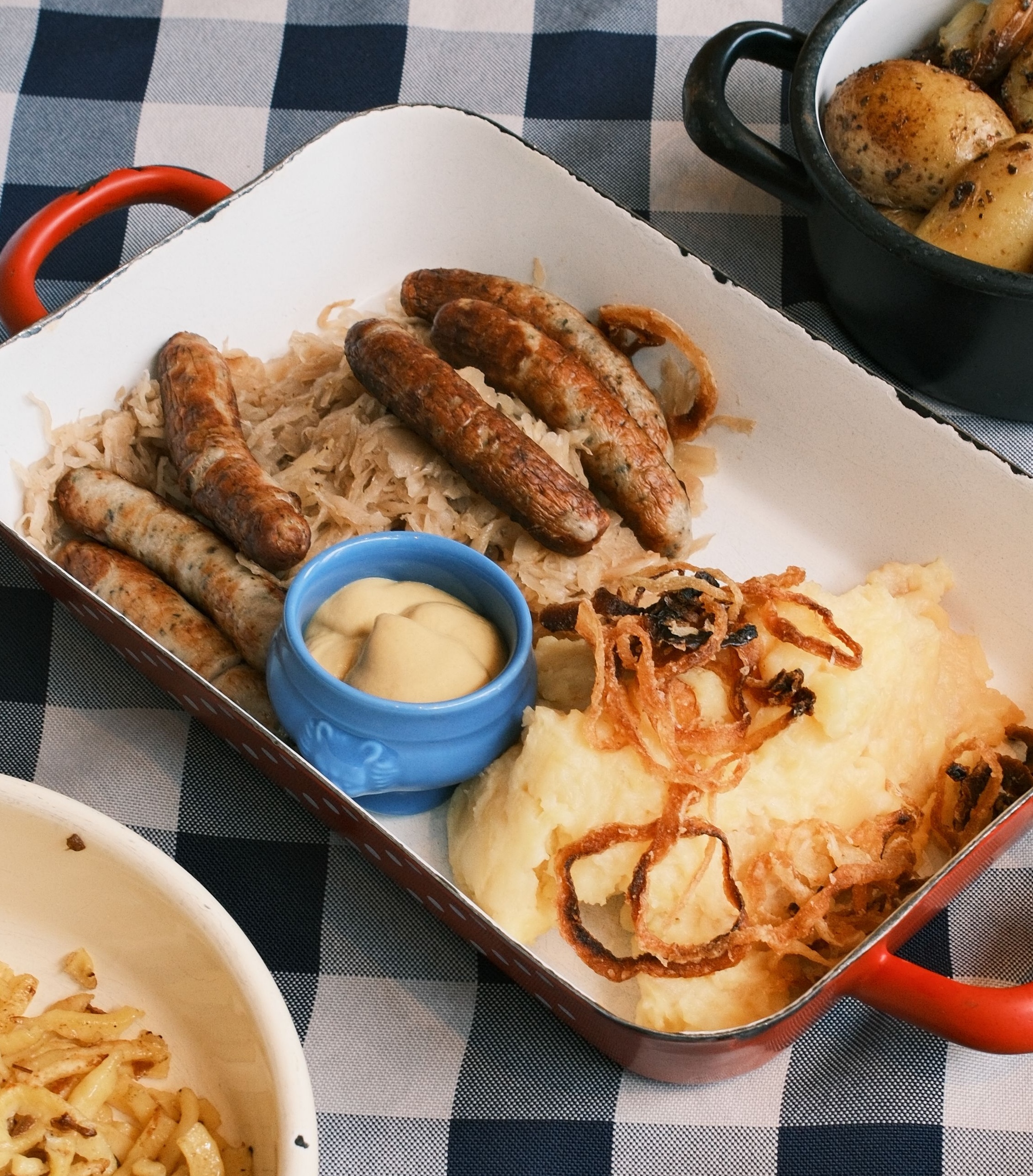 Platos tradicionales alemanes: asado de cerdo, knödel y ensalada de patata